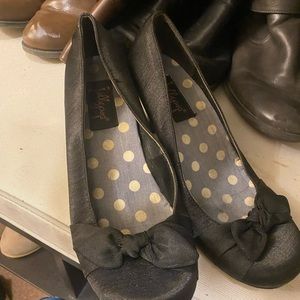 Jelly Pop heels with bow accent